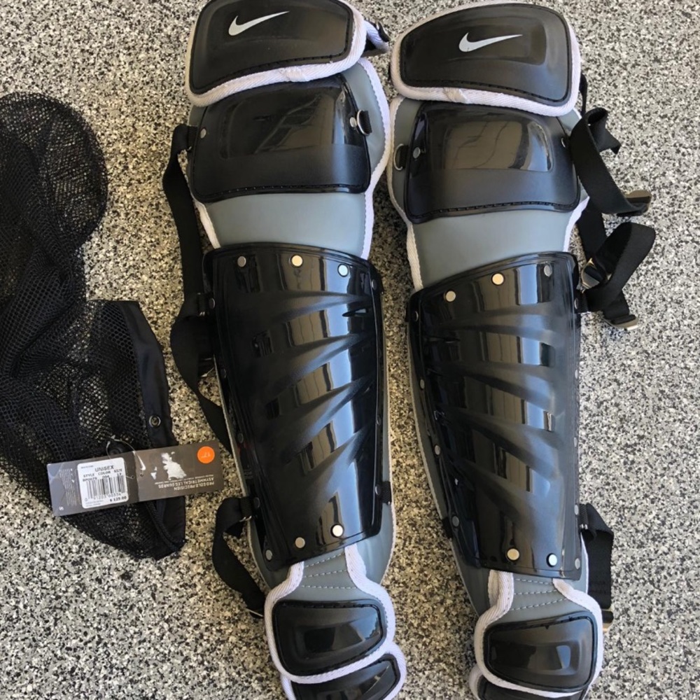 NWT Nike catchers shin and leg guard